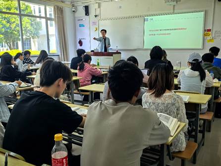 A group of people sitting at desks in a classroom AI 生成的内容可能不正确。